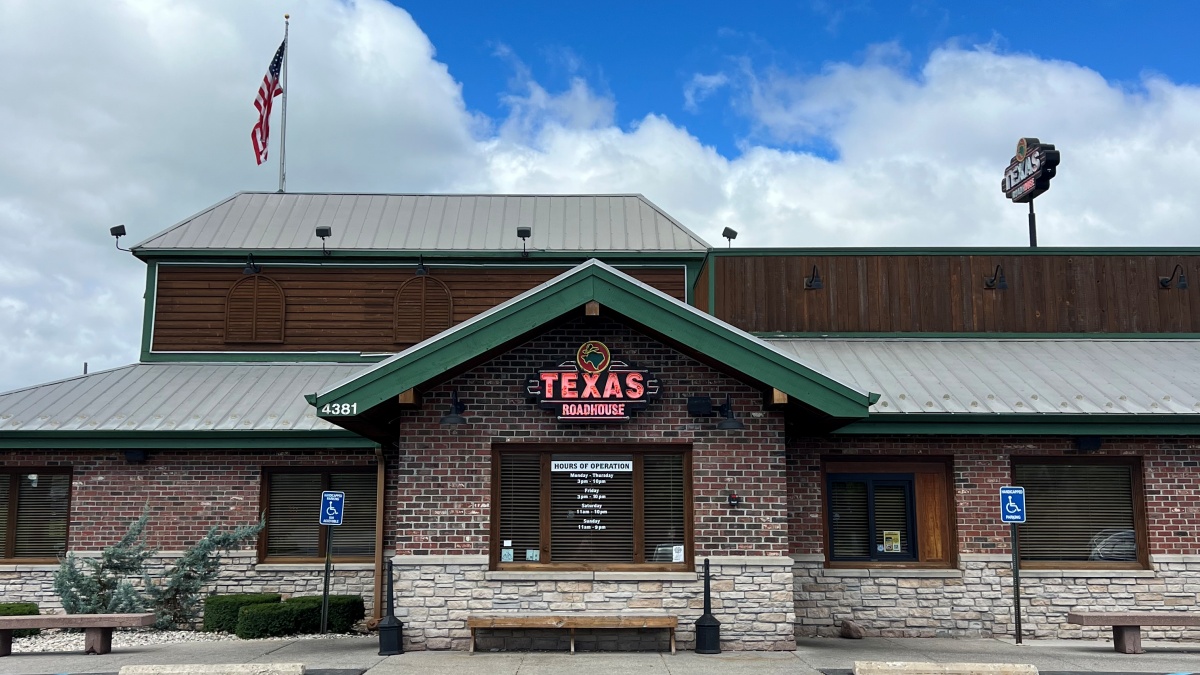 Texas Roadhouse Restaurant Exterior View, 텍사스 로드하우스 매장 외부 전경과 목조 건물