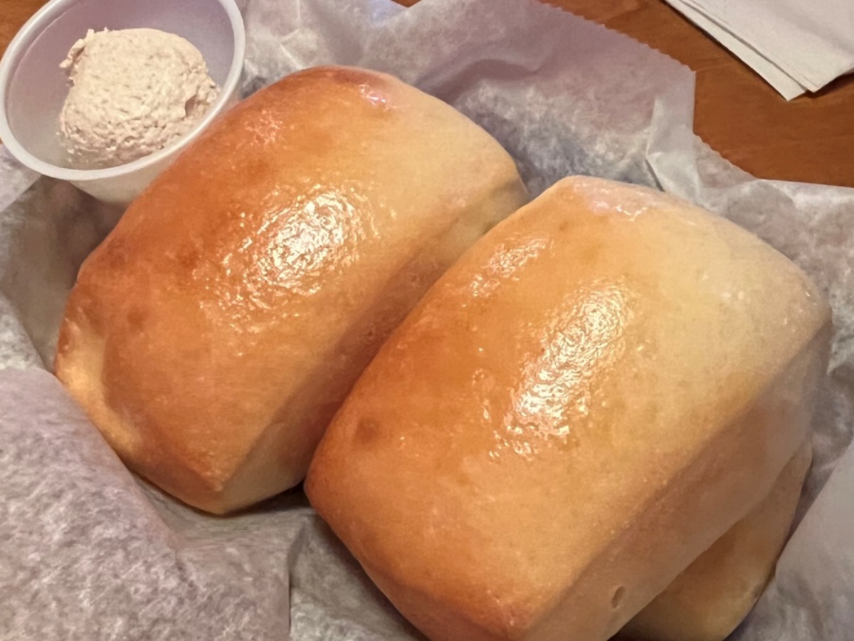 Freshly baked dinner rolls and cinnamon honey butter, 갓 구운 식전 빵과 시나몬 허니 버터의 질감